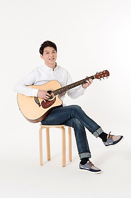 포토 JPG 스튜디오촬영 전신 남자 캠페인 연주 실내 한명 웃음 들기 앉기 손짓 성인 앞모습 30대 한국인 다리꼬기 기타 가리킴 흰배경 성인남자한명만 국내포토 1 음악 뷰포인트 백그라운드 모션 현악기 표정 사람 동양인 내부 장년 흰색 남자한명만 성인남자만 파일형식