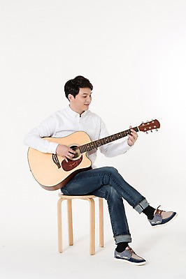 포토 JPG 스튜디오촬영 전신 남자 캠페인 연주 실내 한명 웃음 들기 앉기 손짓 성인 앞모습 30대 한국인 다리꼬기 기타 가리킴 흰배경 성인남자한명만 국내포토 1 음악 뷰포인트 백그라운드 모션 현악기 표정 사람 동양인 내부 장년 흰색 남자한명만 성인남자만 파일형식