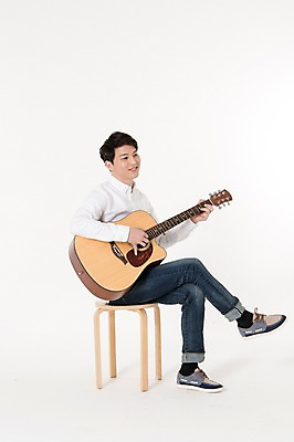 포토 JPG 스튜디오촬영 전신 응시 남자 연주 실내 한명 웃음 들기 앉기 성인 옆모습 30대 한국인 다리꼬기 기타 흰배경 성인남자한명만 국내포토 1 시선 음악 뷰포인트 백그라운드 모션 현악기 표정 사람 동양인 내부 장년 흰색 남자한명만 성인남자만 파일형식