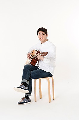 포토 JPG 스튜디오촬영 전신 남자 연주 실내 한명 웃음 들기 앉기 성인 옆모습 30대 한국인 다리꼬기 기타 흰배경 성인남자한명만 국내포토 1 음악 뷰포인트 백그라운드 모션 현악기 표정 사람 동양인 내부 장년 흰색 남자한명만 성인남자만 파일형식