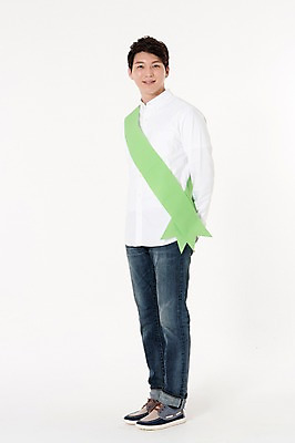 포토 JPG 스튜디오촬영 전신 남자 캠페인 실내 한명 서기 웃음 성인 옆모습 30대 자연보호 그린캠페인 한국인 흰배경 어깨띠 성인남자한명만 국내포토 1 뷰포인트 백그라운드 모션 자연 표정 사람 동양인 내부 장년 흰색 보호 남자한명만 성인남자만 파일형식