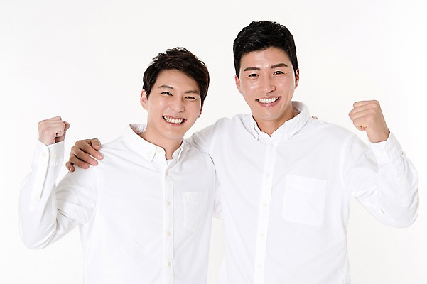 포토 JPG 스튜디오촬영 남자 남방 어깨동무 함께함 실내 서기 웃음 손짓 상반신 두명 앞모습 30대 친구 파이팅 우정 한국인 흰배경 성인남자만 국내포토 뷰포인트 포즈 백그라운드 컨셉 셔츠 관계 모션 표정 사람 동양인 내부 장년 흰색 남자만 성인만 파일형식