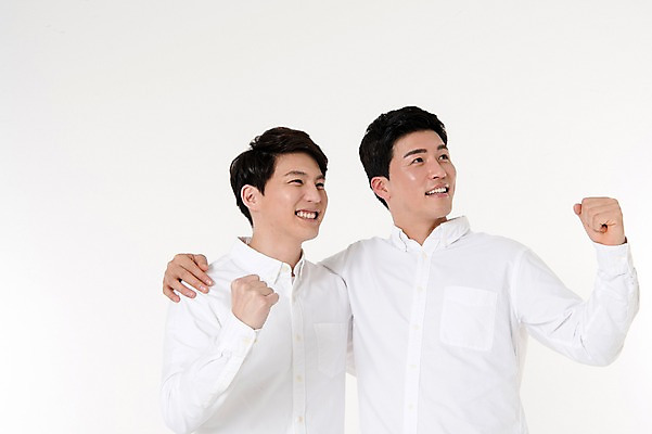 포토 JPG 스튜디오촬영 응시 남자 남방 어깨동무 함께함 실내 서기 웃음 손짓 상반신 두명 옆모습 30대 친구 파이팅 우정 한국인 흰배경 성인남자만 국내포토 시선 뷰포인트 포즈 백그라운드 컨셉 셔츠 관계 모션 표정 사람 동양인 내부 장년 흰색 남자만 성인만 파일형식