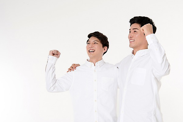 포토 JPG 스튜디오촬영 응시 남자 남방 어깨동무 함께함 실내 서기 웃음 손짓 상반신 두명 옆모습 30대 친구 파이팅 우정 한국인 흰배경 성인남자만 국내포토 시선 뷰포인트 포즈 백그라운드 컨셉 셔츠 관계 모션 표정 사람 동양인 내부 장년 흰색 남자만 성인만 파일형식