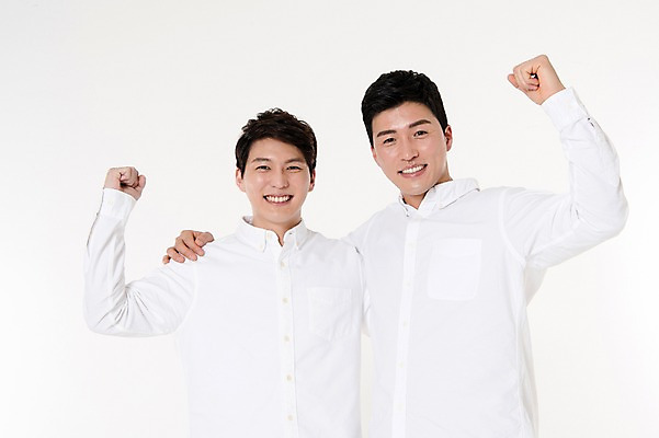 포토 JPG 스튜디오촬영 남자 남방 어깨동무 함께함 실내 서기 웃음 손짓 상반신 두명 앞모습 30대 친구 파이팅 우정 한국인 흰배경 성인남자만 국내포토 뷰포인트 포즈 백그라운드 컨셉 셔츠 관계 모션 표정 사람 동양인 내부 장년 흰색 남자만 성인만 파일형식