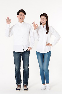 포토 JPG 스튜디오촬영 전신 커플 여자 남자 허리손 남방 함께함 실내 서기 웃음 손짓 성인 두명 앞모습 캐주얼 30대 한국인 청바지 OK 흰배경 성인만 국내포토 옷 뷰포인트 포즈 컨셉 셔츠 바지 관계 모션 표정 사람 동양인 내부 장년 흰색 파일형식 컬러 상의 하의 인종