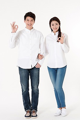 포토 JPG 스튜디오촬영 전신 커플 여자 남자 남방 함께함 실내 서기 웃음 손짓 성인 두명 앞모습 캐주얼 30대 팔짱 한국인 청바지 OK 흰배경 성인만 국내포토 옷 뷰포인트 백그라운드 컨셉 셔츠 바지 관계 모션 표정 사람 동양인 내부 장년 흰색 파일형식