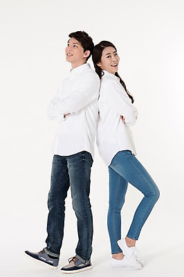 포토 JPG 스튜디오촬영 전신 커플 여자 남자 남방 함께함 실내 서기 웃음 성인 두명 옆모습 캐주얼 30대 팔짱 기댐 한국인 등맞대기 청바지 흰배경 성인만 국내포토 옷 뷰포인트 백그라운드 컨셉 셔츠 바지 관계 모션 표정 사람 동양인 내부 장년 흰색 파일형식