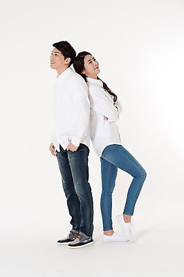포토 JPG 스튜디오촬영 전신 커플 여자 남자 남방 함께함 실내 서기 웃음 성인 두명 옆모습 캐주얼 30대 팔짱 기댐 한국인 등맞대기 청바지 흰배경 성인만 국내포토 옷 뷰포인트 백그라운드 컨셉 셔츠 바지 관계 모션 표정 사람 동양인 내부 장년 흰색 파일형식