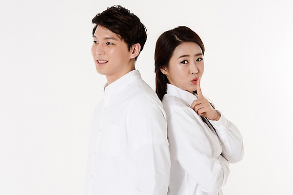 포토 JPG 스튜디오촬영 커플 여자 남자 남방 함께함 실내 서기 미소 손짓 상반신 성인 두명 옆모습 30대 한국인 등맞대기 비밀 흰배경 쉿 성인만 국내포토 뷰포인트 백그라운드 컨셉 셔츠 관계 모션 표정 사람 동양인 내부 장년 흰색 조용 파일형식