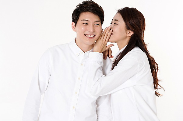 포토 JPG 스튜디오촬영 커플 여자 남자 남방 함께함 실내 서기 웃음 상반신 성인 두명 앞모습 옆모습 30대 한국인 귓속말 흰배경 성인만 국내포토 뷰포인트 백그라운드 컨셉 셔츠 관계 모션 표정 사람 동양인 내부 장년 흰색 파일형식