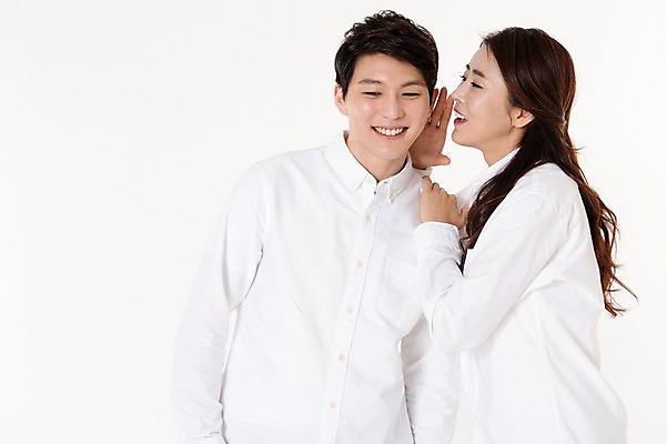 포토 JPG 스튜디오촬영 커플 여자 남자 남방 함께함 실내 서기 웃음 상반신 성인 두명 앞모습 옆모습 30대 한국인 귓속말 흰배경 성인만 국내포토 뷰포인트 백그라운드 컨셉 셔츠 관계 모션 표정 사람 동양인 내부 장년 흰색 파일형식