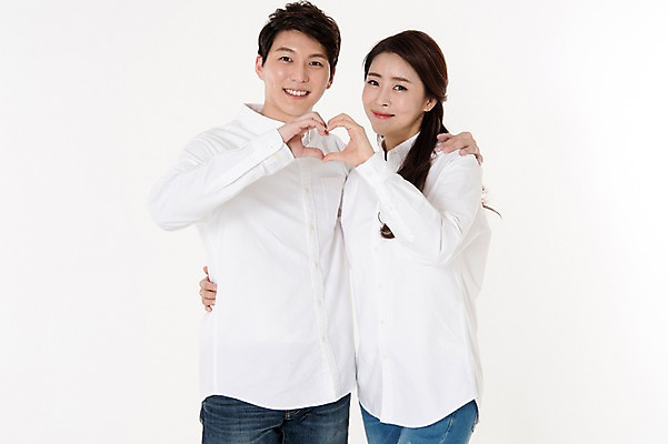포토 JPG 스튜디오촬영 커플 여자 남자 남방 어깨동무 함께함 실내 서기 웃음 상반신 성인 두명 앞모습 캐주얼 30대 한국인 청바지 하트 흰배경 손하트 성인만 국내포토 모양 옷 뷰포인트 포즈 백그라운드 컨셉 셔츠 바지 관계 모션 표정 사람 동양인 손짓 내부 장년 흰색 파일형식