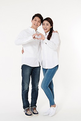 포토 JPG 스튜디오촬영 전신 커플 여자 남자 남방 어깨동무 함께함 실내 서기 웃음 성인 두명 앞모습 캐주얼 30대 한국인 청바지 하트 흰배경 손하트 성인만 국내포토 모양 옷 뷰포인트 포즈 백그라운드 컨셉 셔츠 바지 관계 모션 표정 사람 동양인 손짓 내부 장년 흰색 파일형식