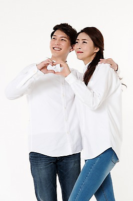 포토 JPG 스튜디오촬영 커플 응시 여자 남자 남방 어깨동무 함께함 실내 서기 상반신 성인 두명 앞모습 캐주얼 30대 한국인 청바지 하트 흰배경 손하트 성인만 국내포토 모양 시선 옷 뷰포인트 포즈 백그라운드 컨셉 셔츠 바지 관계 모션 사람 동양인 손짓 내부 장년 흰색 파일형식