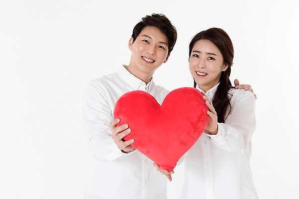포토 JPG 스튜디오촬영 커플 여자 남자 쿠션 어깨동무 함께함 실내 사랑 서기 웃음 들기 상반신 성인 두명 앞모습 30대 한국인 하트 흰배경 하트쿠션 성인만 국내포토 모양 감정 뷰포인트 포즈 백그라운드 컨셉 관계 모션 표정 사람 동양인 내부 장년 흰색 파일형식 컬러 인종