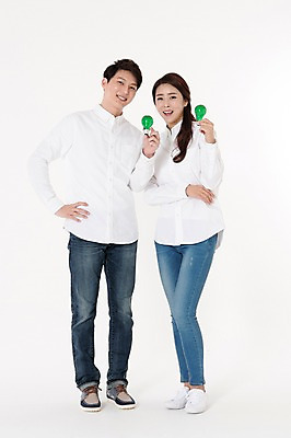 포토 JPG 스튜디오촬영 전신 커플 여자 남자 남방 전구 함께함 실내 서기 웃음 들기 성인 두명 앞모습 캐주얼 30대 한국인 청바지 그린에너지 흰배경 성인만 국내포토 옷 뷰포인트 백그라운드 컨셉 셔츠 바지 관계 모션 표정 사람 동양인 내부 장년 에너지 흰색 파일형식
