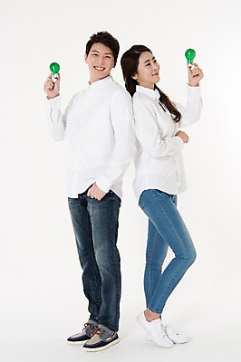 포토 JPG 스튜디오촬영 전신 커플 여자 남자 남방 전구 함께함 실내 서기 웃음 들기 성인 두명 옆모습 캐주얼 30대 한국인 등맞대기 청바지 그린에너지 흰배경 성인만 국내포토 옷 뷰포인트 백그라운드 컨셉 셔츠 바지 관계 모션 표정 사람 동양인 내부 장년 에너지 흰색 파일형식