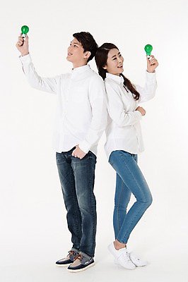 포토 JPG 스튜디오촬영 전신 커플 응시 여자 남자 남방 전구 함께함 실내 서기 웃음 들기 성인 두명 옆모습 캐주얼 30대 한국인 등맞대기 청바지 그린에너지 흰배경 성인만 국내포토 시선 옷 뷰포인트 백그라운드 컨셉 셔츠 바지 관계 모션 표정 사람 동양인 내부 장년 에너지 흰색 파일형식
