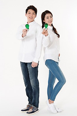 포토 JPG 스튜디오촬영 전신 커플 여자 남자 남방 전구 함께함 실내 서기 웃음 들기 성인 두명 옆모습 캐주얼 30대 한국인 등맞대기 청바지 그린에너지 흰배경 성인만 국내포토 옷 뷰포인트 백그라운드 컨셉 셔츠 바지 관계 모션 표정 사람 동양인 내부 장년 에너지 흰색 파일형식