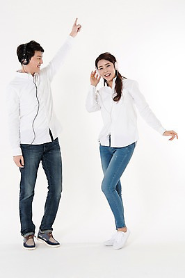 포토 JPG 스튜디오촬영 전신 커플 응시 여자 남자 음악 남방 함께함 실내 서기 웃음 손짓 성인 두명 앞모습 캐주얼 30대 손들기 헤드폰 활발 음악감상 한국인 청바지 즐거움 흰배경 리듬 성인만 국내포토 시선 옷 감정 뷰포인트 음향기기 백그라운드 컨셉 셔츠 바지 관계 모션 문화예술 표정 사람 동양인 내부 장년 감상 흰색 파일형식