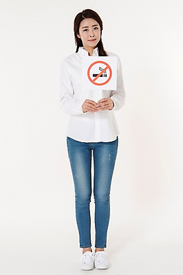 포토 JPG 스튜디오촬영 전신 여자 캠페인 남방 실내 한명 서기 미소 들기 성인 앞모습 캐주얼 30대 팻말 한국인 청바지 흰배경 금연 성인여자한명만 국내포토 1 옷 뷰포인트 백그라운드 셔츠 바지 모션 프레임 표정 사람 동양인 내부 장년 흰색 사회이슈 여자한명만 성인여자만 파일형식