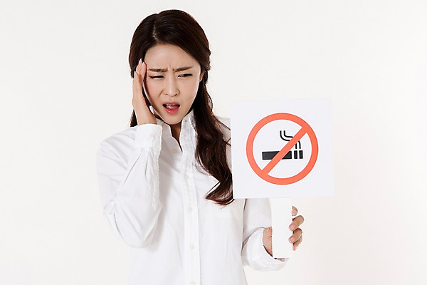 포토 JPG 스튜디오촬영 여자 캠페인 남방 실내 한명 서기 들기 상반신 성인 앞모습 30대 팻말 한국인 찡그림 흰배경 두통 금연 성인여자한명만 국내포토 1 뷰포인트 백그라운드 셔츠 모션 프레임 표정 사람 동양인 내부 장년 흰색 질병 사회이슈 여자한명만 성인여자만 파일형식