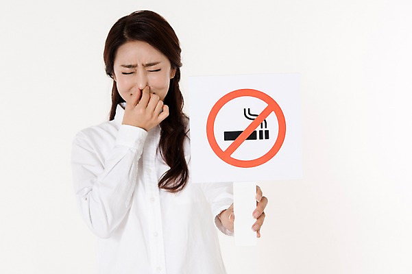 포토 JPG 스튜디오촬영 여자 캠페인 남방 담배 실내 한명 서기 들기 상반신 성인 앞모습 30대 눈감음 팻말 한국인 흰배경 냄새 금연 싫은 성인여자한명만 국내포토 1 뷰포인트 백그라운드 셔츠 모션 프레임 사람 동양인 내부 장년 흰색 사회이슈 여자한명만 성인여자만 파일형식