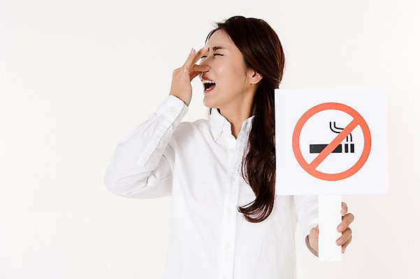 포토 JPG 스튜디오촬영 여자 캠페인 남방 담배 실내 한명 서기 들기 상반신 성인 앞모습 30대 눈감음 팻말 한국인 흰배경 냄새 금연 싫은 성인여자한명만 국내포토 1 뷰포인트 백그라운드 셔츠 모션 프레임 사람 동양인 내부 장년 흰색 사회이슈 여자한명만 성인여자만 파일형식