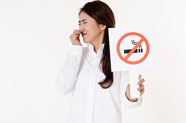 포토 JPG 스튜디오촬영 여자 캠페인 남방 담배 실내 한명 서기 들기 상반신 성인 앞모습 30대 눈감음 팻말 한국인 흰배경 냄새 금연 싫은 성인여자한명만 국내포토 1 뷰포인트 백그라운드 셔츠 모션 프레임 사람 동양인 내부 장년 흰색 사회이슈 여자한명만 성인여자만 파일형식