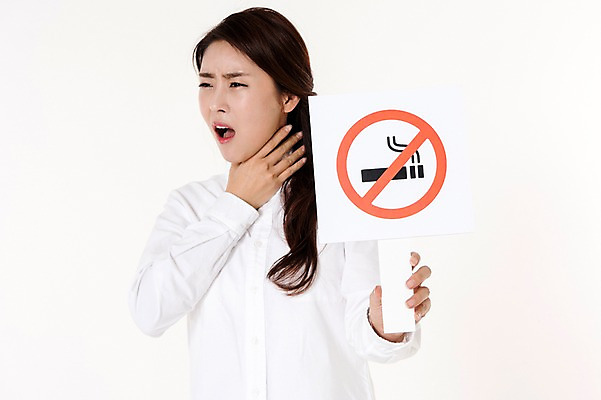 포토 JPG 스튜디오촬영 여자 캠페인 남방 실내 한명 서기 들기 상반신 성인 앞모습 30대 팻말 한국인 찡그림 흰배경 금연 답답함 성인여자한명만 국내포토 1 뷰포인트 백그라운드 셔츠 모션 프레임 표정 사람 동양인 내부 장년 흰색 감각 사회이슈 여자한명만 성인여자만 파일형식