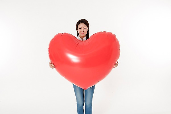 포토 JPG 스튜디오촬영 여자 실내 사랑 한명 서기 들기 상반신 성인 앞모습 캐주얼 30대 한국인 청바지 하트 흰배경 하트풍선 성인여자한명만 국내포토 모양 1 옷 감정 뷰포인트 백그라운드 바지 모션 사람 동양인 내부 장년 흰색 풍선 여자한명만 성인여자만 파일형식