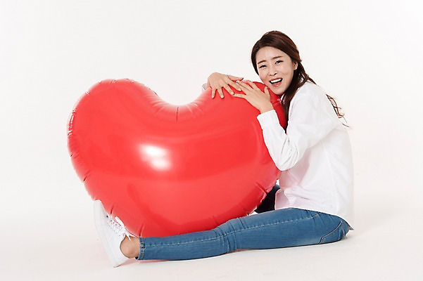 포토 JPG 스튜디오촬영 전신 여자 남방 안기 실내 사랑 한명 웃음 앉기 성인 옆모습 캐주얼 30대 한국인 청바지 하트 흰배경 하트풍선 풍선 성인여자한명만 국내포토 모양 1 옷 감정 뷰포인트 백그라운드 셔츠 바지 모션 표정 사람 동양인 내부 장년 흰색 여자한명만 성인여자만 파일형식