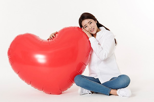 포토 JPG 스튜디오촬영 전신 여자 남방 실내 사랑 한명 웃음 앉기 성인 앞모습 캐주얼 30대 기댐 한국인 청바지 하트 흰배경 하트풍선 풍선 성인여자한명만 국내포토 모양 1 옷 감정 뷰포인트 백그라운드 셔츠 바지 모션 표정 사람 동양인 내부 장년 흰색 여자한명만 성인여자만 파일형식
