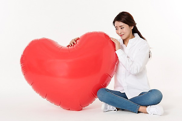 포토 JPG 스튜디오촬영 전신 응시 여자 남방 실내 사랑 한명 웃음 앉기 성인 앞모습 캐주얼 30대 한국인 청바지 하트 흰배경 하트풍선 풍선 성인여자한명만 국내포토 모양 1 시선 옷 감정 뷰포인트 백그라운드 셔츠 바지 모션 표정 사람 동양인 내부 장년 흰색 여자한명만 성인여자만 파일형식