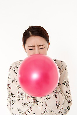 포토 JPG 스튜디오촬영 여자 실내 한명 상반신 성인 앞모습 30대 눈감음 한국인 불기 흰배경 블라우스 풍선 풍선불기 성인여자한명만 국내포토 1 뷰포인트 백그라운드 상의 모션 사람 동양인 내부 장년 흰색 여자한명만 성인여자만 파일형식