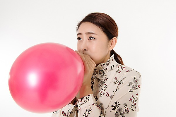 포토 JPG 스튜디오촬영 응시 여자 실내 한명 상반신 성인 옆모습 30대 한국인 불기 흰배경 블라우스 풍선 풍선불기 성인여자한명만 국내포토 1 시선 뷰포인트 백그라운드 상의 모션 사람 동양인 내부 장년 흰색 여자한명만 성인여자만 파일형식