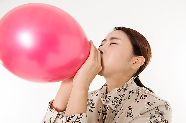 포토 JPG 스튜디오촬영 여자 실내 한명 상반신 성인 옆모습 30대 눈감음 한국인 불기 흰배경 블라우스 풍선 풍선불기 성인여자한명만 국내포토 1 뷰포인트 백그라운드 상의 모션 사람 동양인 내부 장년 흰색 여자한명만 성인여자만 파일형식