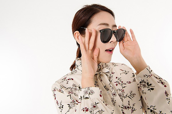 포토 JPG 스튜디오촬영 여자 실내 한명 상반신 성인 옆모습 30대 선글라스 만지기 한국인 흰배경 블라우스 성인여자한명만 국내포토 1 안경 뷰포인트 상의 모션 사람 동양인 내부 장년 흰색 여자한명만 성인여자만 파일형식 잡화 옷 컬러 인종 여자만 성인만