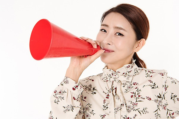 포토 JPG 스튜디오촬영 여자 안내 실내 한명 서기 웃음 들기 상반신 성인 앞모습 30대 확성기 한국인 알림 흰배경 블라우스 성인여자한명만 국내포토 1 뷰포인트 상의 모션 표정 사람 동양인 내부 장년 흰색 여자한명만 성인여자만 파일형식 옷 컬러 인종 여자만 성인만