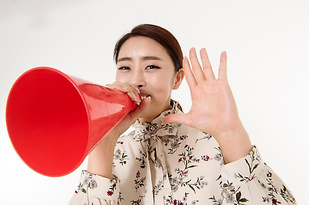 포토 JPG 스튜디오촬영 여자 안내 실내 한명 서기 웃음 들기 손짓 상반신 성인 앞모습 30대 확성기 외침 한국인 알림 흰배경 블라우스 성인여자한명만 국내포토 1 뷰포인트 백그라운드 상의 모션 표정 사람 동양인 내부 장년 소리 흰색 여자한명만 성인여자만 파일형식