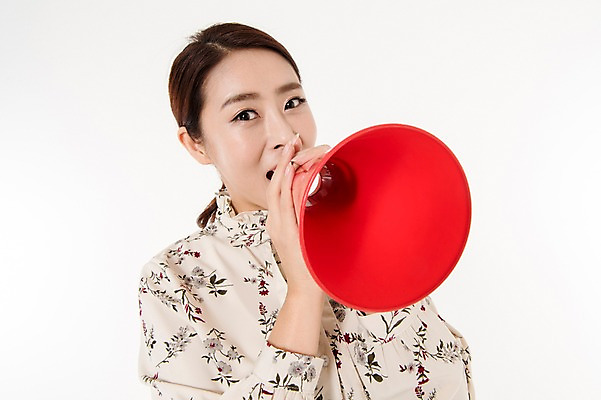 포토 JPG 스튜디오촬영 여자 안내 실내 한명 서기 웃음 들기 상반신 성인 앞모습 30대 확성기 외침 한국인 알림 흰배경 블라우스 성인여자한명만 국내포토 1 뷰포인트 백그라운드 상의 모션 표정 사람 동양인 내부 장년 소리 흰색 여자한명만 성인여자만 파일형식