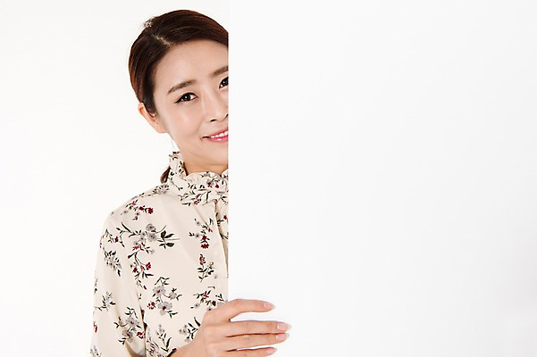 포토 JPG 스튜디오촬영 배너 여자 사각프레임 프레임 실내 한명 서기 웃음 들기 상반신 성인 앞모습 30대 한국인 흰배경 블라우스 얼굴가리기 성인여자한명만 국내포토 1 뷰포인트 백그라운드 상의 모션 표정 사람 동양인 내부 장년 사각형 흰색 가림 여자한명만 성인여자만 파일형식