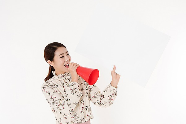 포토 JPG 스튜디오촬영 배너 여자 안내 사각프레임 프레임 실내 한명 서기 웃음 들기 상반신 성인 옆모습 30대 확성기 한국인 알림 흰배경 블라우스 성인여자한명만 국내포토 1 뷰포인트 백그라운드 상의 모션 표정 사람 동양인 내부 장년 사각형 흰색 여자한명만 성인여자만 파일형식