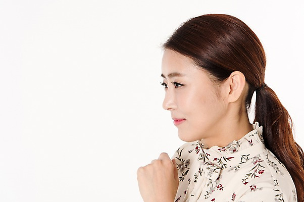 포토 JPG 스튜디오촬영 응시 여자 실내 한명 미소 근접촬영 상반신 성인 옆모습 30대 한국인 흰배경 블라우스 성인여자한명만 국내포토 1 시선 뷰포인트 백그라운드 상의 표정 사람 동양인 내부 장년 흰색 여자한명만 성인여자만 파일형식