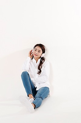 포토 JPG 스튜디오촬영 전신 응시 여자 음악 남방 실내 한명 미소 앉기 성인 앞모습 캐주얼 30대 헤드폰 음악감상 만지기 한국인 청바지 흰배경 성인여자한명만 국내포토 1 시선 옷 뷰포인트 음향기기 셔츠 바지 모션 문화예술 표정 사람 동양인 내부 장년 감상 흰색 여자한명만 성인여자만 파일형식 컬러 상의 하의 인종 전자제품 여자만 성인만