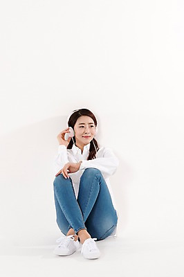 포토 JPG 스튜디오촬영 전신 응시 여자 음악 남방 실내 한명 미소 앉기 성인 앞모습 캐주얼 30대 헤드폰 음악감상 만지기 한국인 청바지 흰배경 성인여자한명만 국내포토 1 시선 옷 뷰포인트 음향기기 백그라운드 셔츠 바지 모션 문화예술 표정 사람 동양인 내부 장년 감상 흰색 여자한명만 성인여자만 파일형식