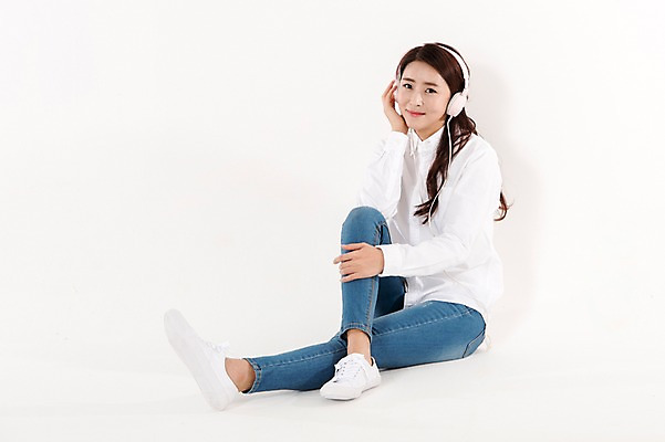 포토 JPG 스튜디오촬영 전신 여자 음악 남방 실내 한명 미소 앉기 성인 앞모습 캐주얼 30대 헤드폰 턱괴기 음악감상 한국인 청바지 흰배경 성인여자한명만 국내포토 1 옷 뷰포인트 음향기기 백그라운드 셔츠 바지 모션 문화예술 표정 사람 동양인 내부 장년 감상 흰색 여자한명만 성인여자만 파일형식