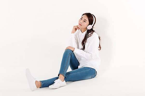 포토 JPG 스튜디오촬영 전신 응시 여자 음악 남방 실내 한명 미소 앉기 성인 옆모습 캐주얼 30대 헤드폰 턱괴기 음악감상 한국인 청바지 흰배경 성인여자한명만 국내포토 1 시선 옷 뷰포인트 음향기기 백그라운드 셔츠 바지 모션 문화예술 표정 사람 동양인 내부 장년 감상 흰색 여자한명만 성인여자만 파일형식