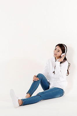 포토 JPG 스튜디오촬영 전신 응시 여자 음악 남방 실내 한명 웃음 앉기 성인 옆모습 캐주얼 30대 헤드폰 음악감상 만지기 한국인 청바지 흰배경 성인여자한명만 국내포토 1 시선 옷 뷰포인트 음향기기 백그라운드 셔츠 바지 모션 문화예술 표정 사람 동양인 내부 장년 감상 흰색 여자한명만 성인여자만 파일형식